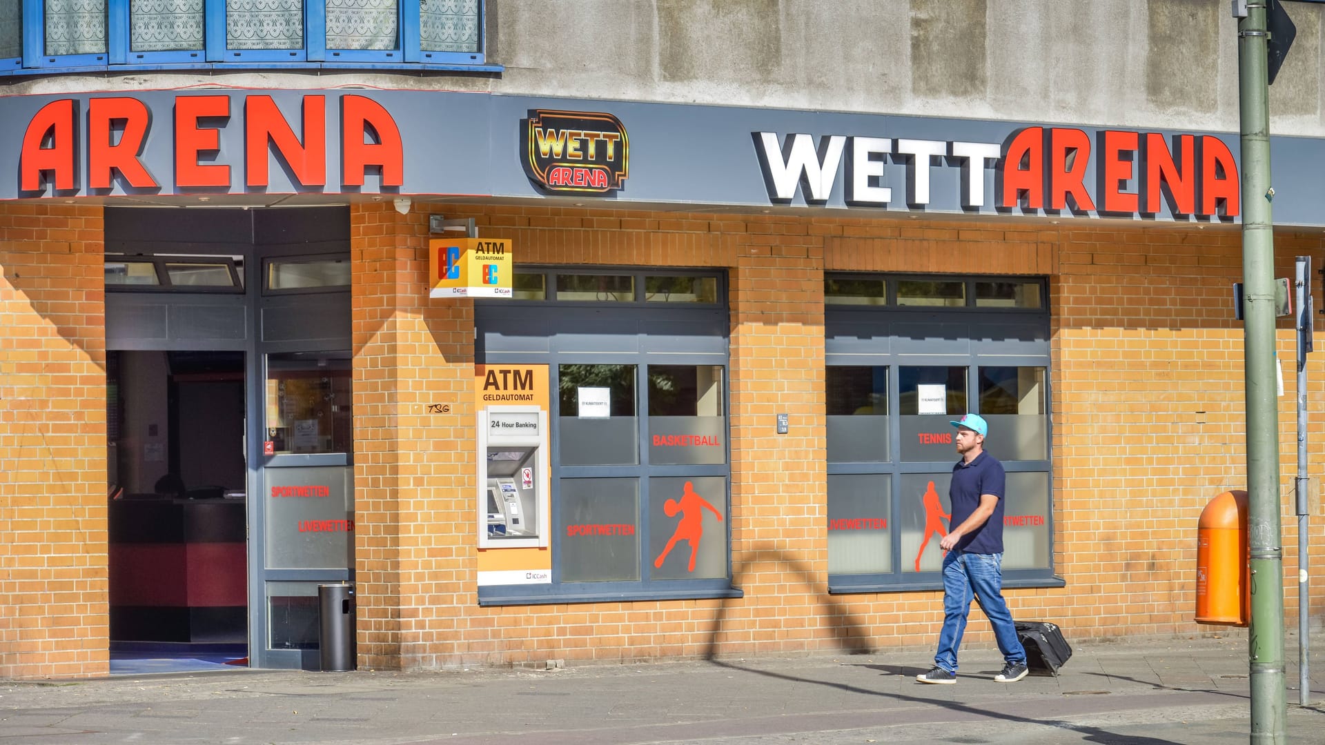 Ein Wettbüro in Berlin (Archivbild): Der Angestellte des Ladens wurde verletzt. Ein Wettbüro in Berlin (Archivbild): Der Angestellte des Ladens wurde verletzt.