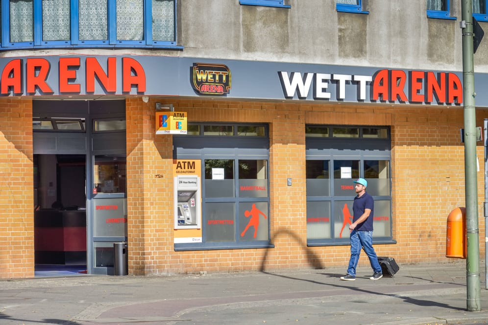Ein Wettbüro in Berlin (Archivbild): Der Angestellte des Ladens wurde verletzt.