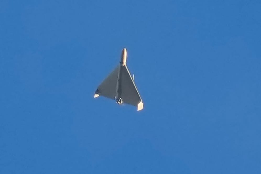 Eine Drohne ist am Himmel zu sehen, wenige Sekunden bevor sie auf Gebäude in Kiew geschossen hat.