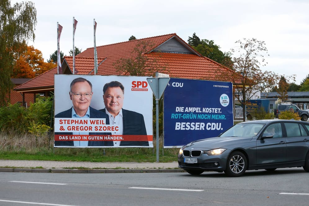 Wahlplakate der SPD um Ministerpraesident Stephan Weil und der CDU in Luechow (Symbolbild): Wann steht das Endergebnis in Niedersachsen fest?