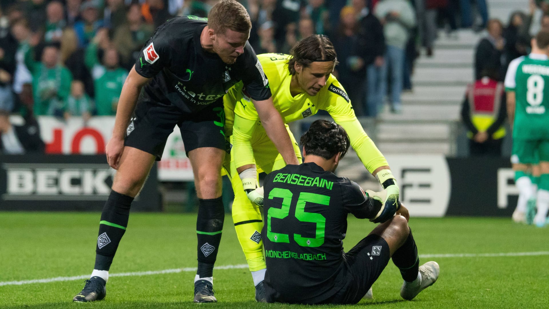 Nico Elvedi (l.) und Yann Sommer (in gelb) bauen den am Boden sitzenden Ramy Bensebaini auf.