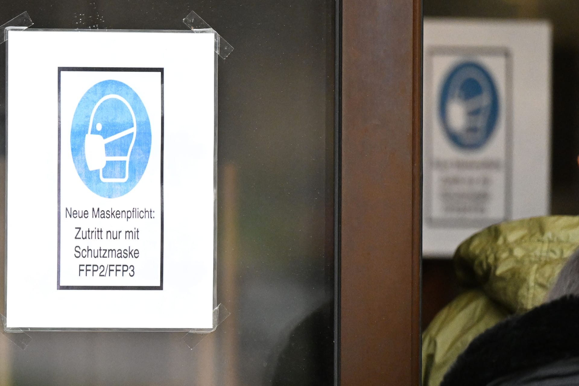 Ein Hinweisschild zum Tragen von Schutzmasken (Symbobild): Derzeit sind für Bewohner, Mitarbeiter und Besucher in Pflegeeinrichtungen Masken Pflicht.