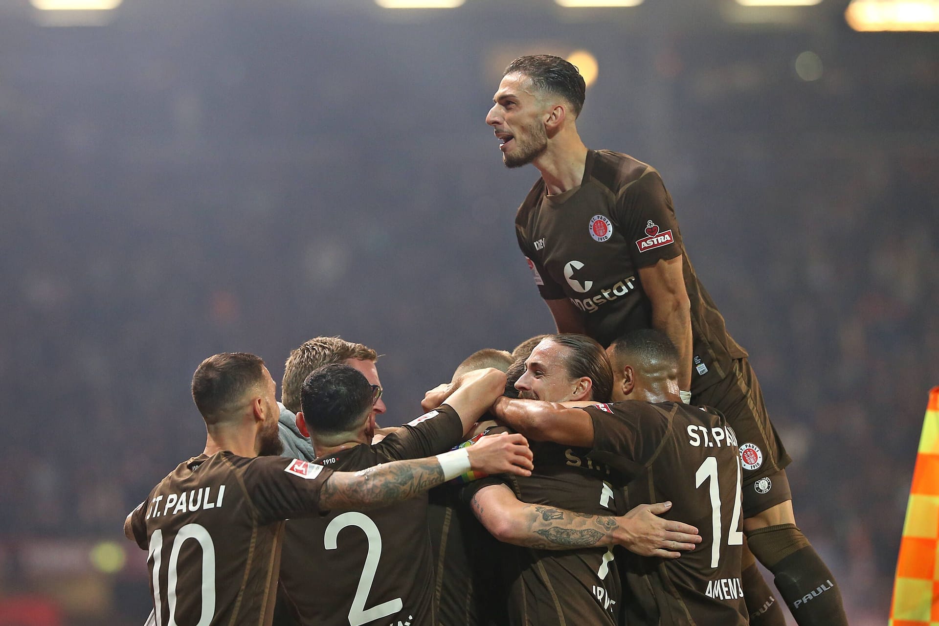 St. Pauli jubelt: Sie gewannen das Hamburg-Derby gegen den HSV.