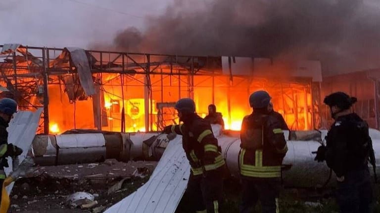 Ein brennendes Gebäude in Saporischschja. Selenskyj beklagt russische Angriffe auf Zivilisten.