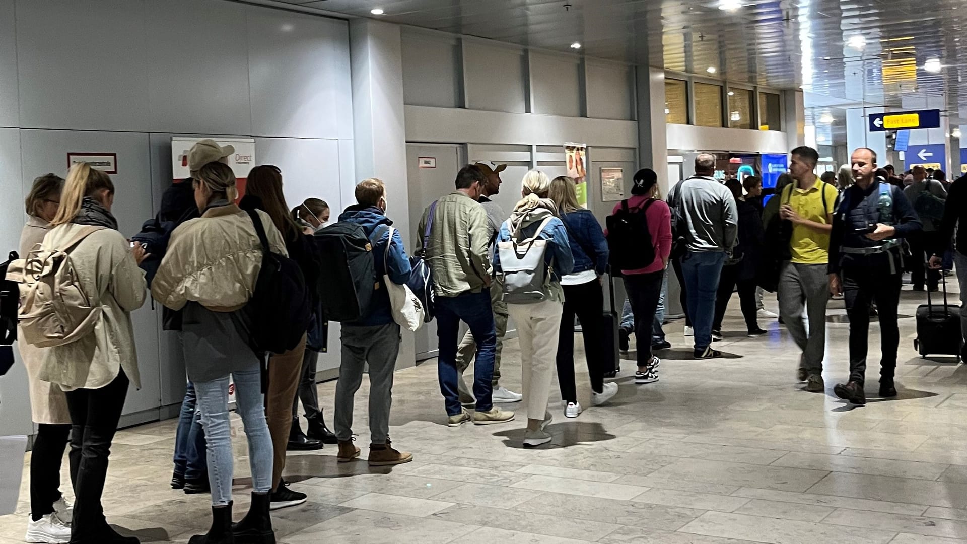 Die Reiselust der Menschen ist hoch: Das zeigt die Schlange vor der Sicherheitskontrolle am Nürnberg Flughafen.