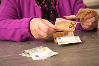 Eine ältere Frau zählt Geld (Symbolbild): Je geringer die Rente, desto geringer die Steuer – oder sie fällt gar nicht an.