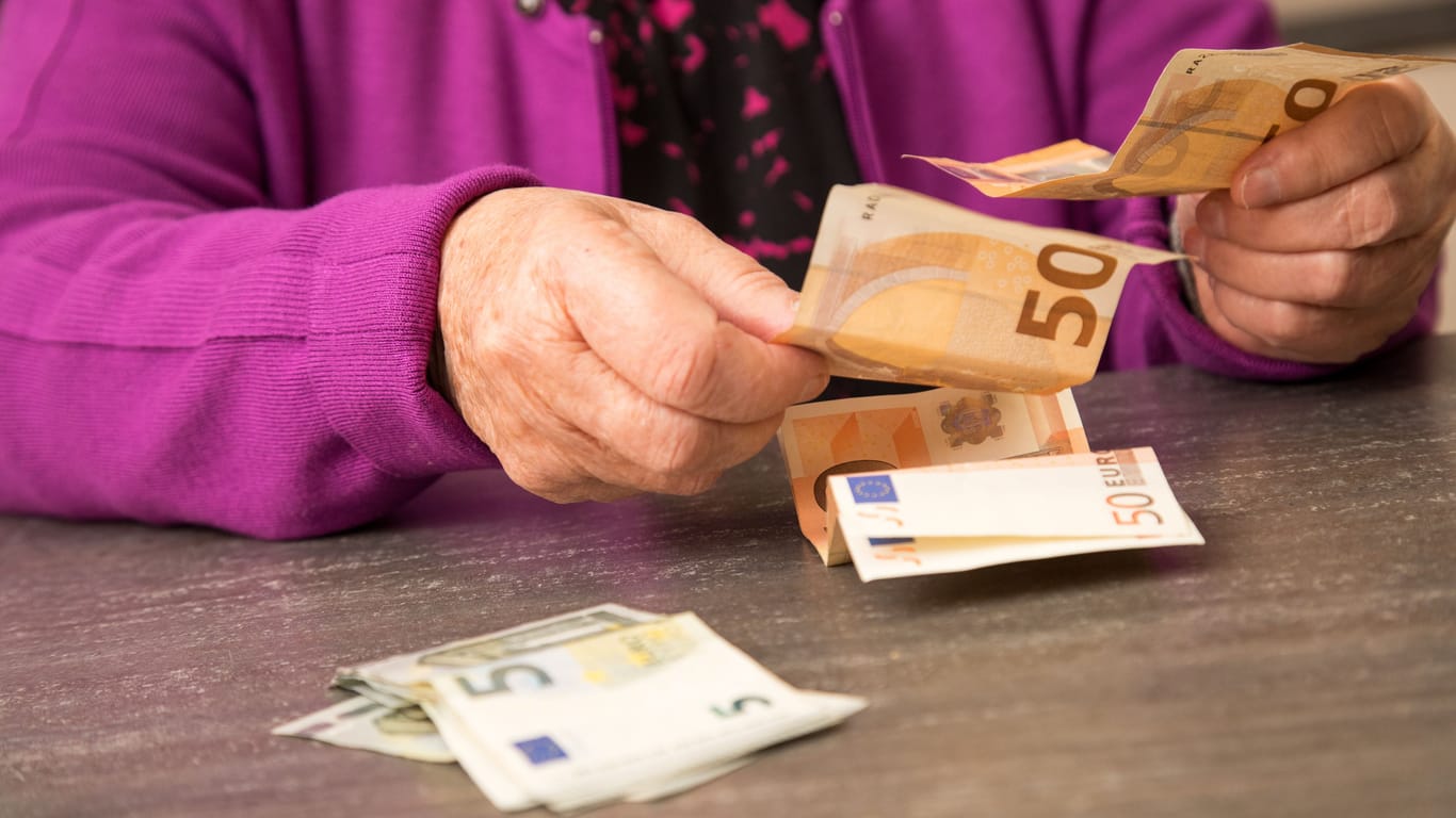 Eine ältere Frau zählt Geld (Symbolbild): Je geringer die Rente, desto geringer die Steuer – oder sie fällt gar nicht an.