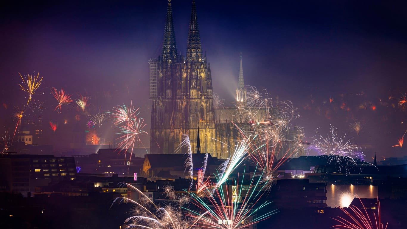 Der Kölner Dom in der Silvesternacht 2020 (Archivbild): Auch in diesem Jahr fällt das Kulturprogramm aus.