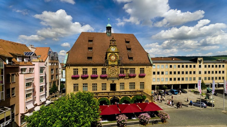 Zentrales Highlight: Der Hingucker auf dem Marktplatz ist die am Rathaus montierte Kunstuhr.