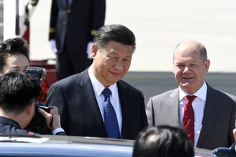 Xi Jinping und Olaf Scholz (Archivbild): Am Donnerstag wird Olaf Scholz nach China reisen.