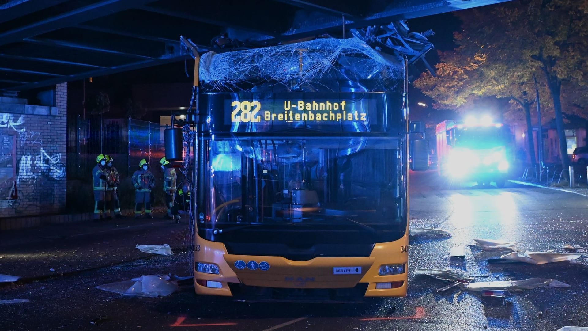 Nach ersten Erkenntnissen gebe es vier Verletzte, darunter seien zwei Schwerverletzte.