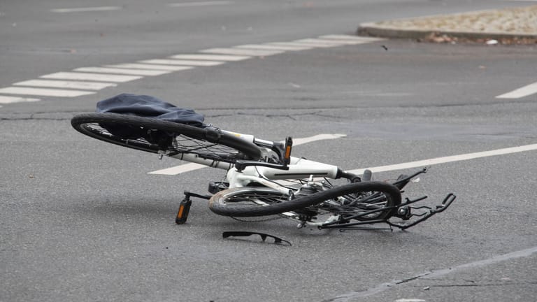 Ein Fahrrad auf der Straße (Archivbild): In Berlin ist ein Radfahrer ums Leben gekommen.