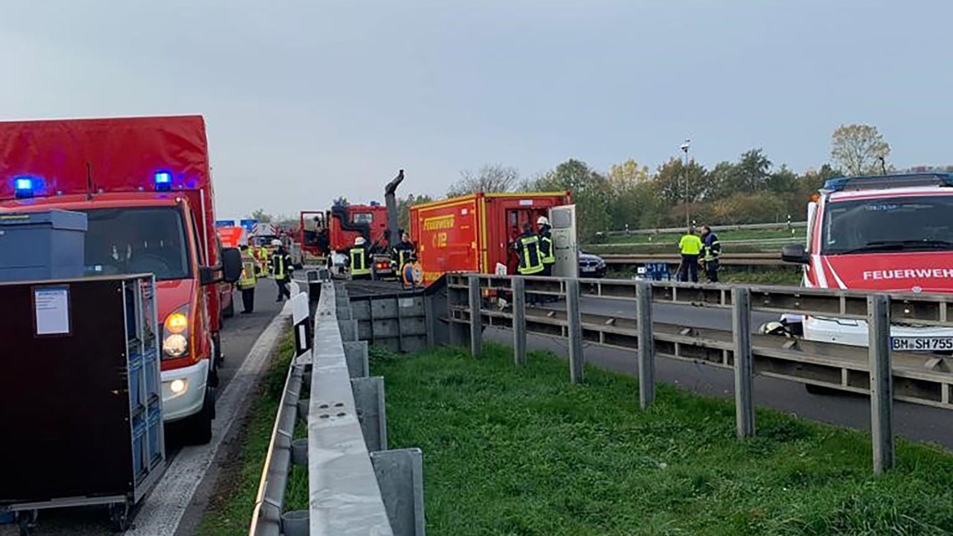 Einsatzwagen der Feuerwehr am Rande der A1: Der Verkehr wird über eine eigentlich gesperrte Straße abgeführt.