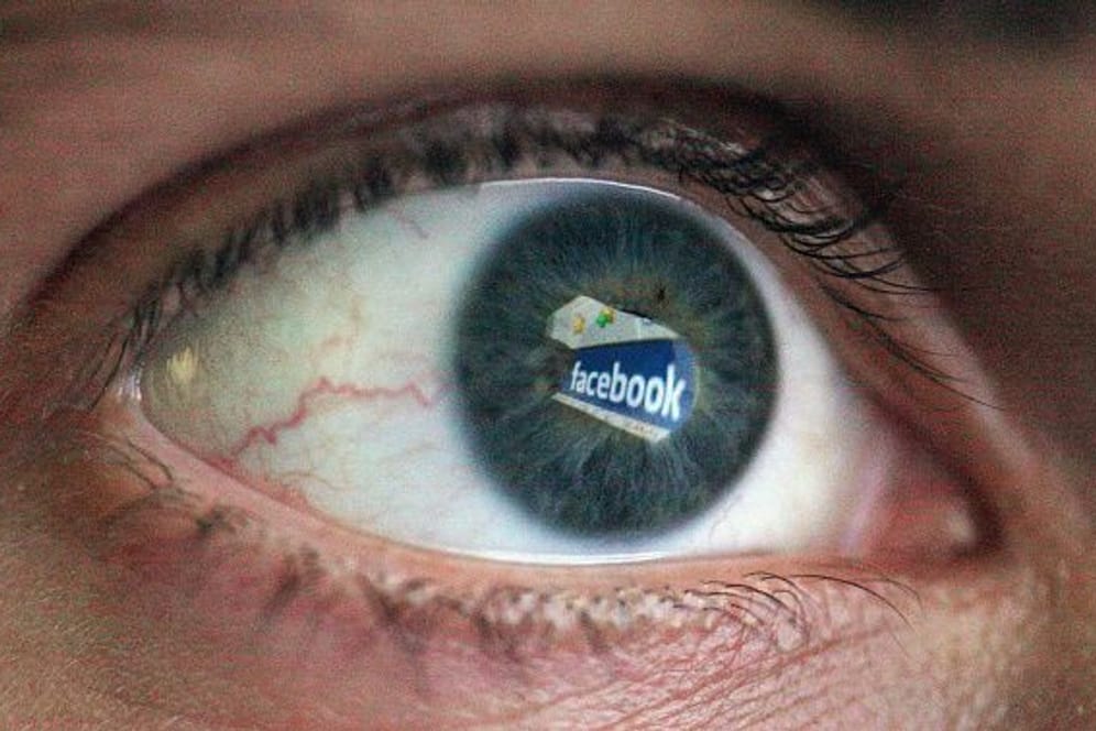 Nahaufnahme eines Auges, das auf das Facebook-Logo blick: Ein ehemaliger Facebook-Mitarbeiter geriet ins Visier von Facebooks "Geheimpolizei".