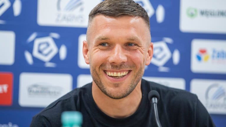 Podolski (Archivbild): Der Weltmeister von 2014 sucht unter anderem jemanden fürs Sekretariat.