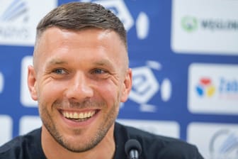 Podolski (Archivbild): Der Weltmeister von 2014 sucht unter anderem jemanden fürs Sekretariat.