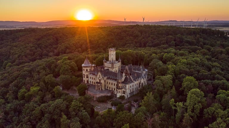 Sonnenuntergang am Schloss Marienburg (Archivbild): Das Märchenschloss in der Region Hannover ist der Stammsitz der Welfen.