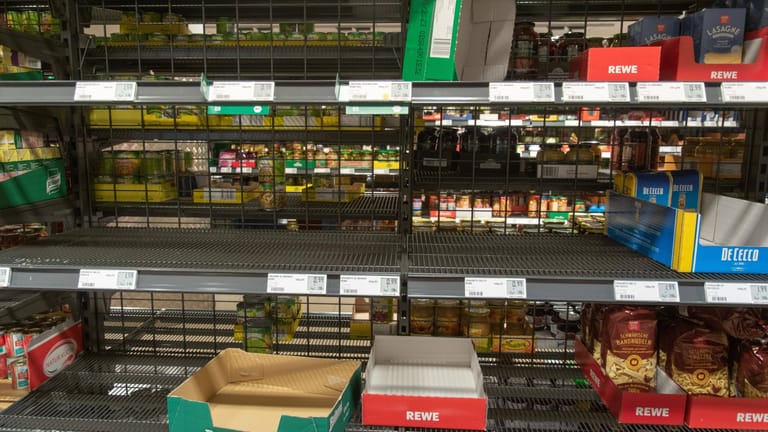 Leeres Supermarktregal (Symbolbild): Diesmal sind es nicht die Hamsterkäufe, die das Sortiment ausdünnen.