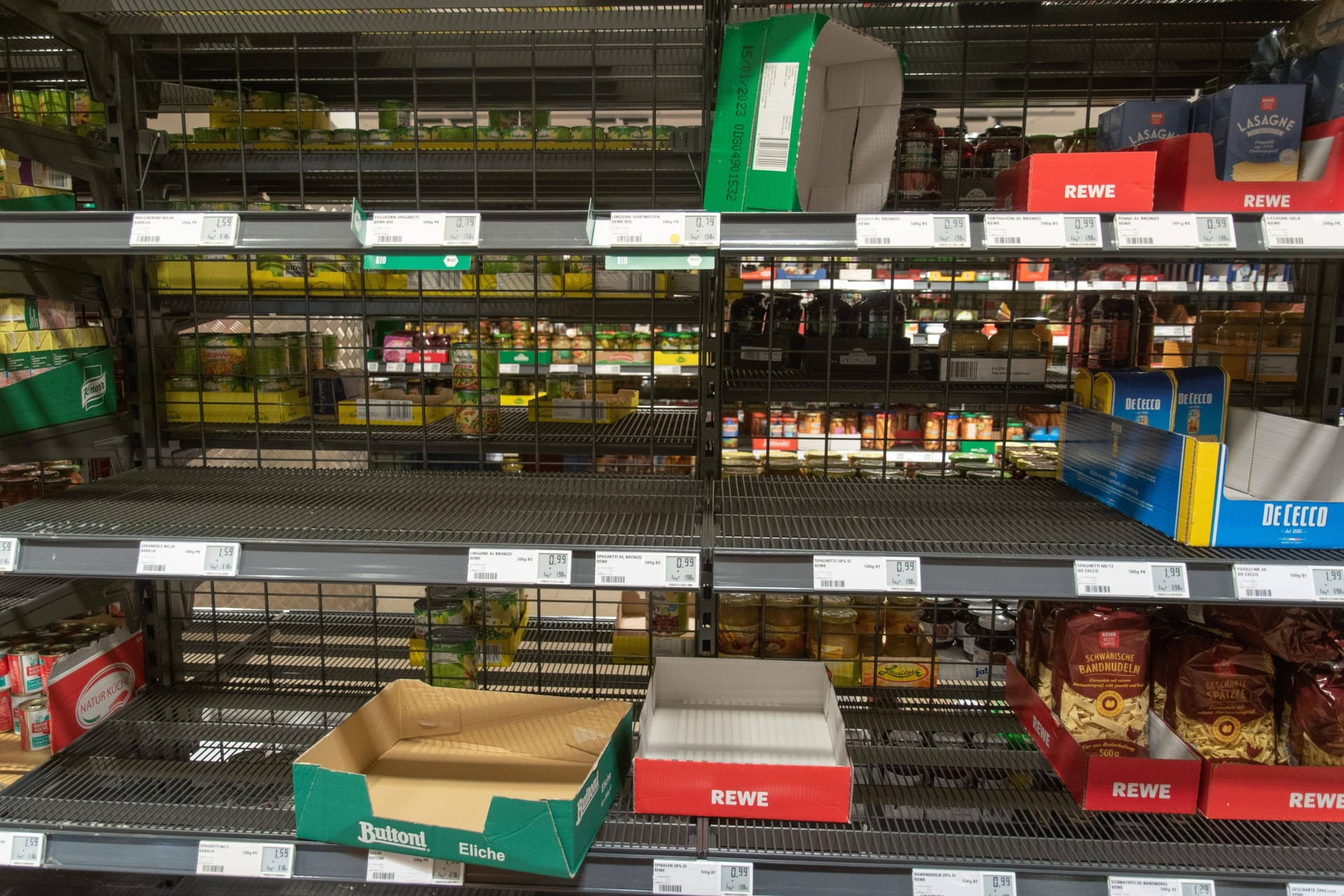 Leeres Supermarktregal (Symbolbild): Diesmal sind es nicht die Hamsterkäufe, die das Sortiment ausdünnen.