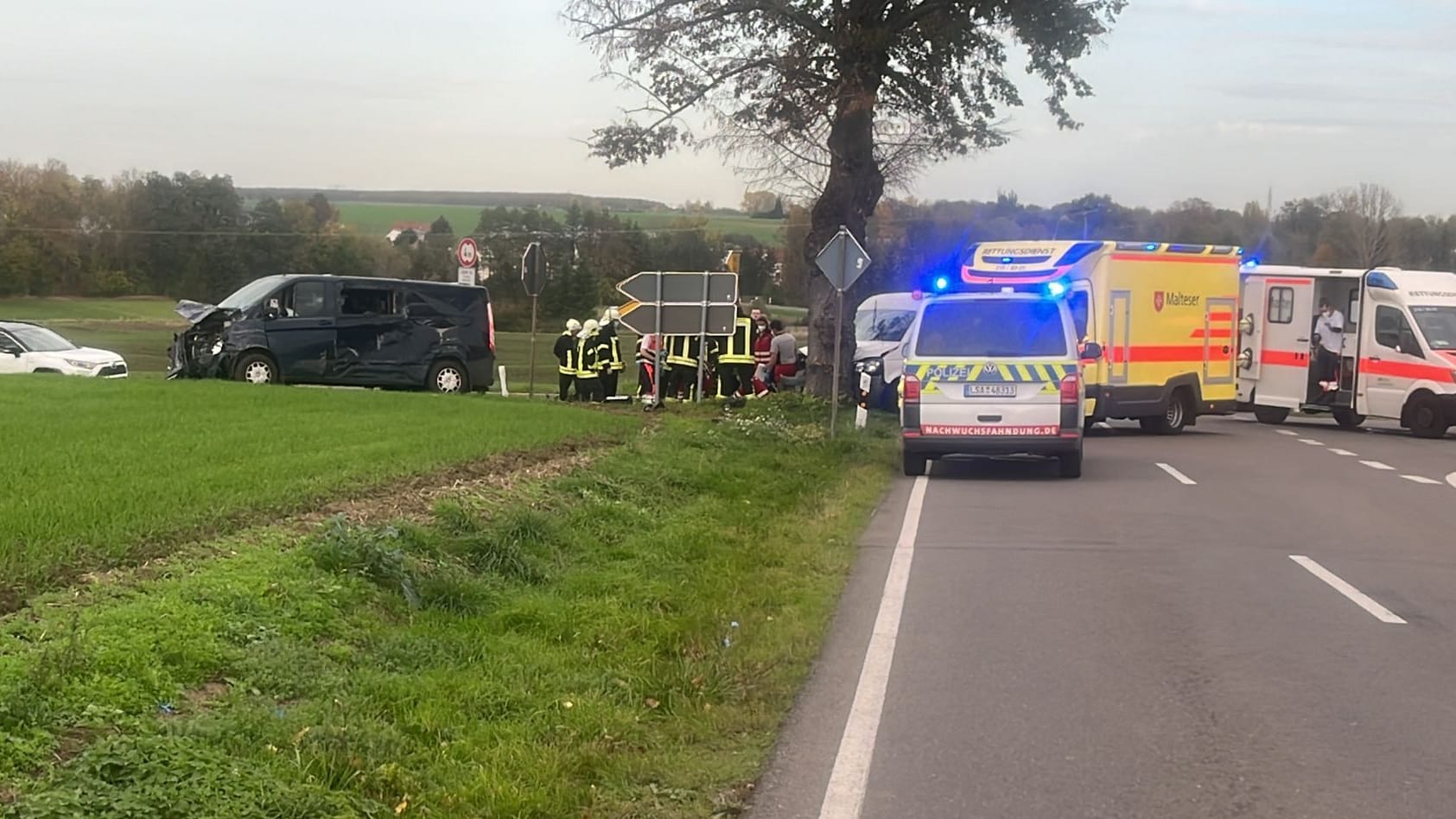 Einsatzkräfte am Unfallort: Die 83-Jährige starb noch vor Ort. Einsatzkräfte am Unfallort: Die 83-Jährige starb noch vor Ort.