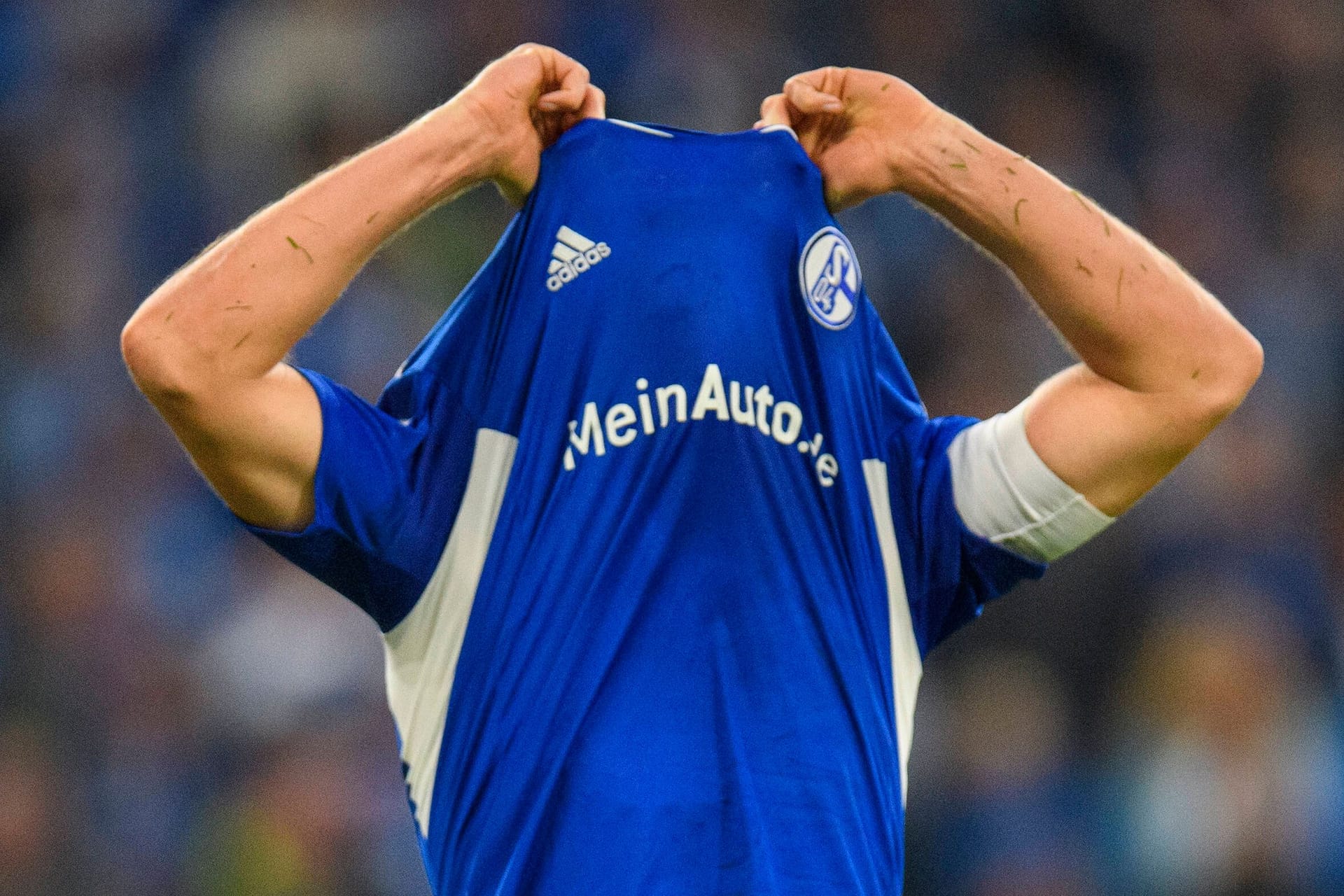 Simon Terodde zieht sich das Trikot über das Gesicht: Für Schalke setzte es eine bittere Niederlage.