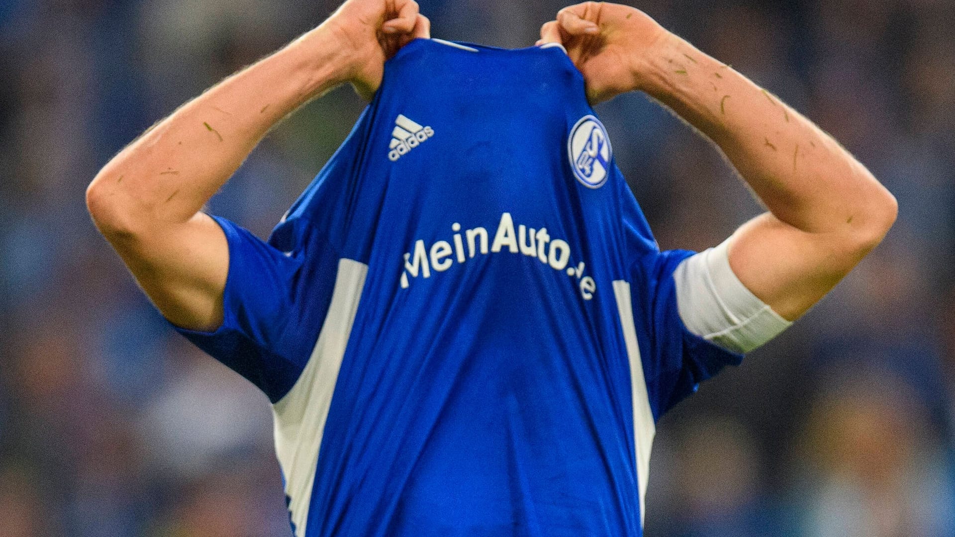 Simon Terodde zieht sich das Trikot über das Gesicht: Für Schalke setzte es eine bittere Niederlage. Simon Terodde zieht sich das Trikot über das Gesicht: Für Schalke setzte es eine bittere Niederlage.
