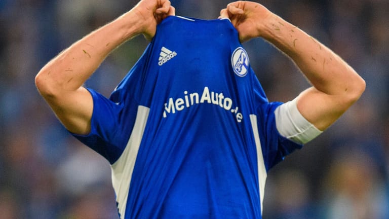Simon Terodde zieht sich das Trikot über das Gesicht: Für Schalke setzte es eine bittere Niederlage.