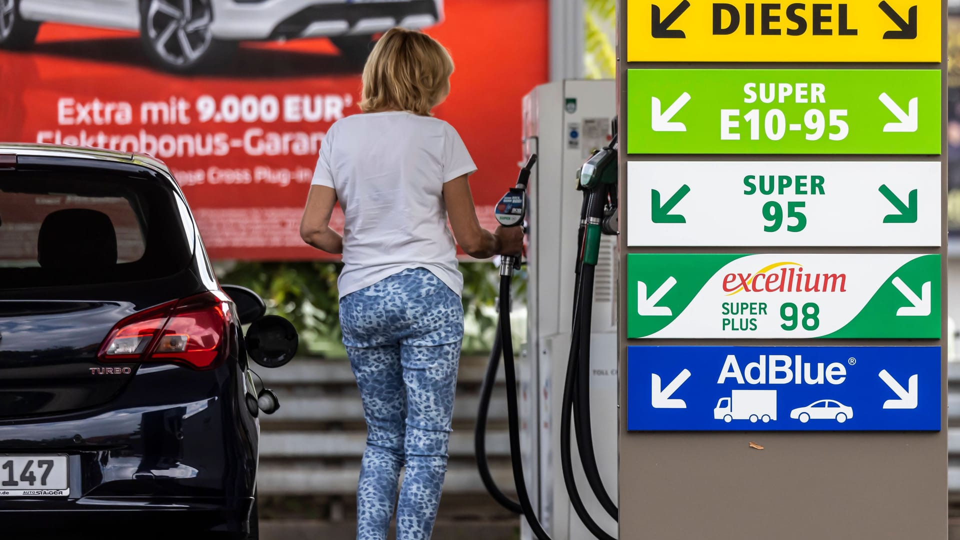 Eine Frau betankt einen Wagen: