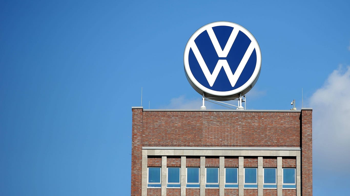 Das Markenhochhaus von VW in Wolfsburg (Archiv): Der Konzern will die kostentreibende Modellvielfalt verringern.