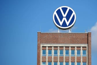 Das Markenhochhaus von VW in Wolfsburg (Archiv): Der Konzern will die kostentreibende Modellvielfalt verringern.