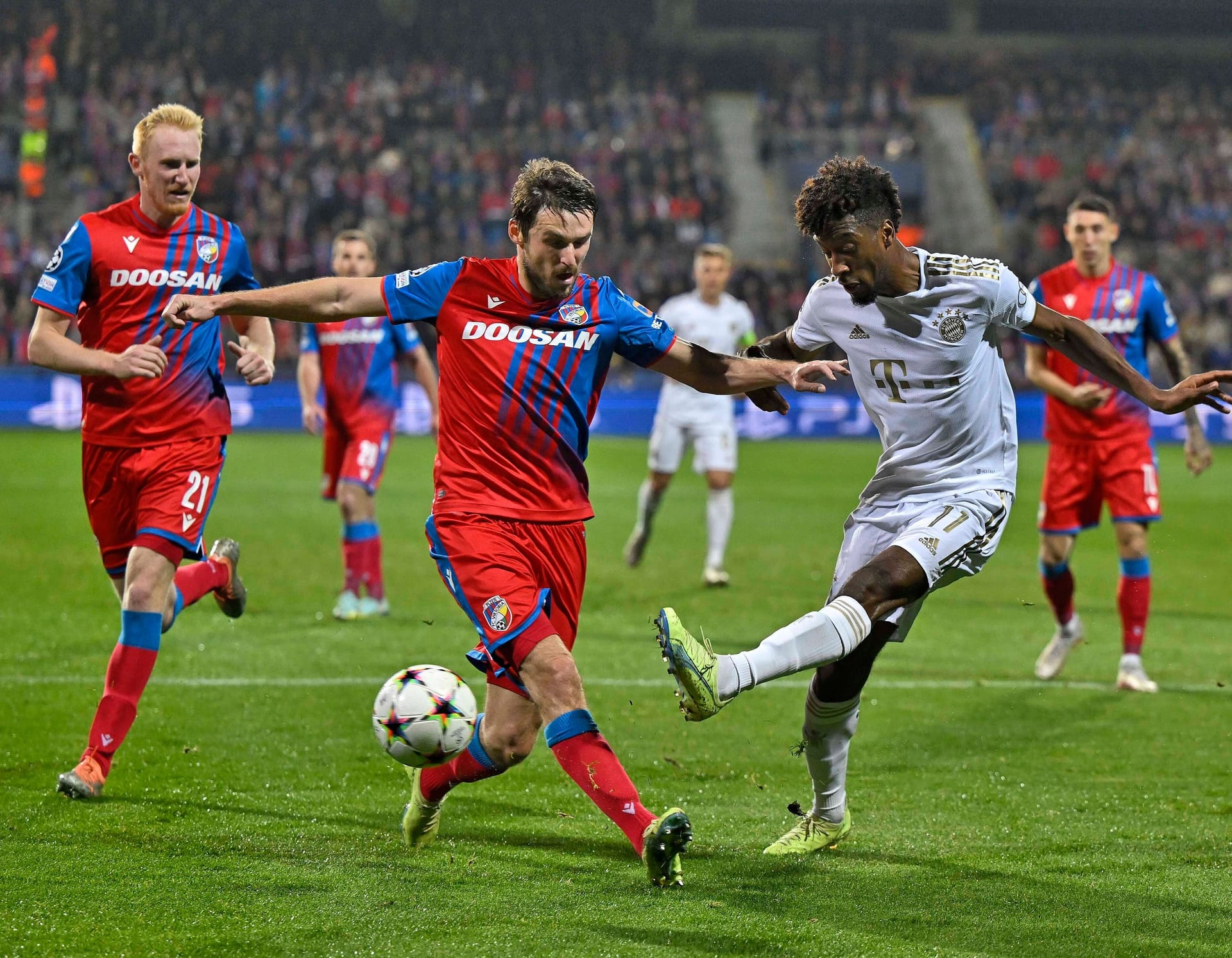 Kingsley Coman (bis 46.): In der Bundesliga gelb-rot-gesperrt, in der Champions League aber spielberechtigt und zum ersten Mal nach seinem Muskelfaserriss wieder von Beginn an. Legte beim 2:0 perfekt auf Müller quer (14.). Schöner Doppelpass mit Mané. Suchte immer wieder den Abschluss, verpasste aber seinen Treffer. Note 3