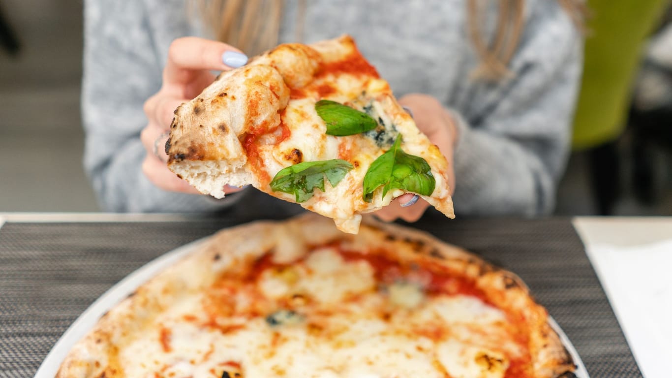 Pizza: In Neapel rutscht der Belag schnell vom Boden.