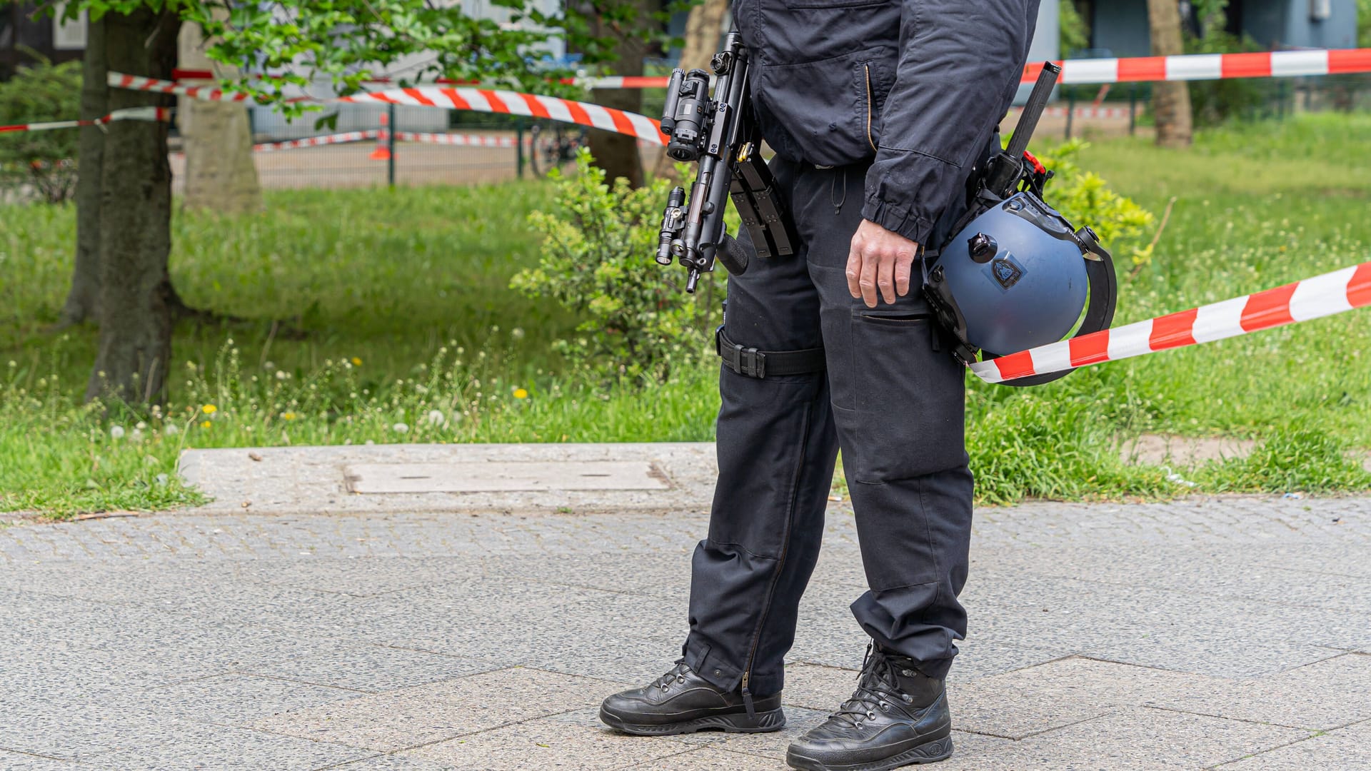 Ein Polizist vor Flatterband (Archivbild): Ein Mann hat zugegeben, einen anderen getötet zu haben. Ein Polizist vor Flatterband (Archivbild): Ein Mann hat zugegeben, einen anderen getötet zu haben.