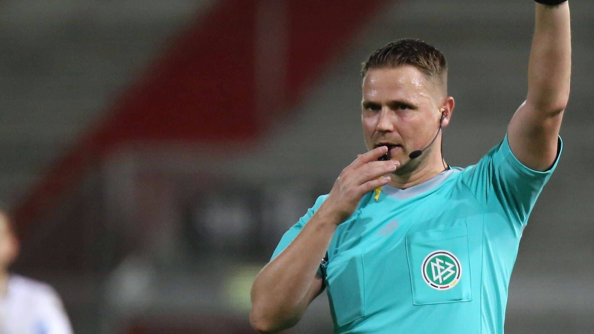 Robert Kampka: Er griff als Videoschiedsrichter nicht ein.