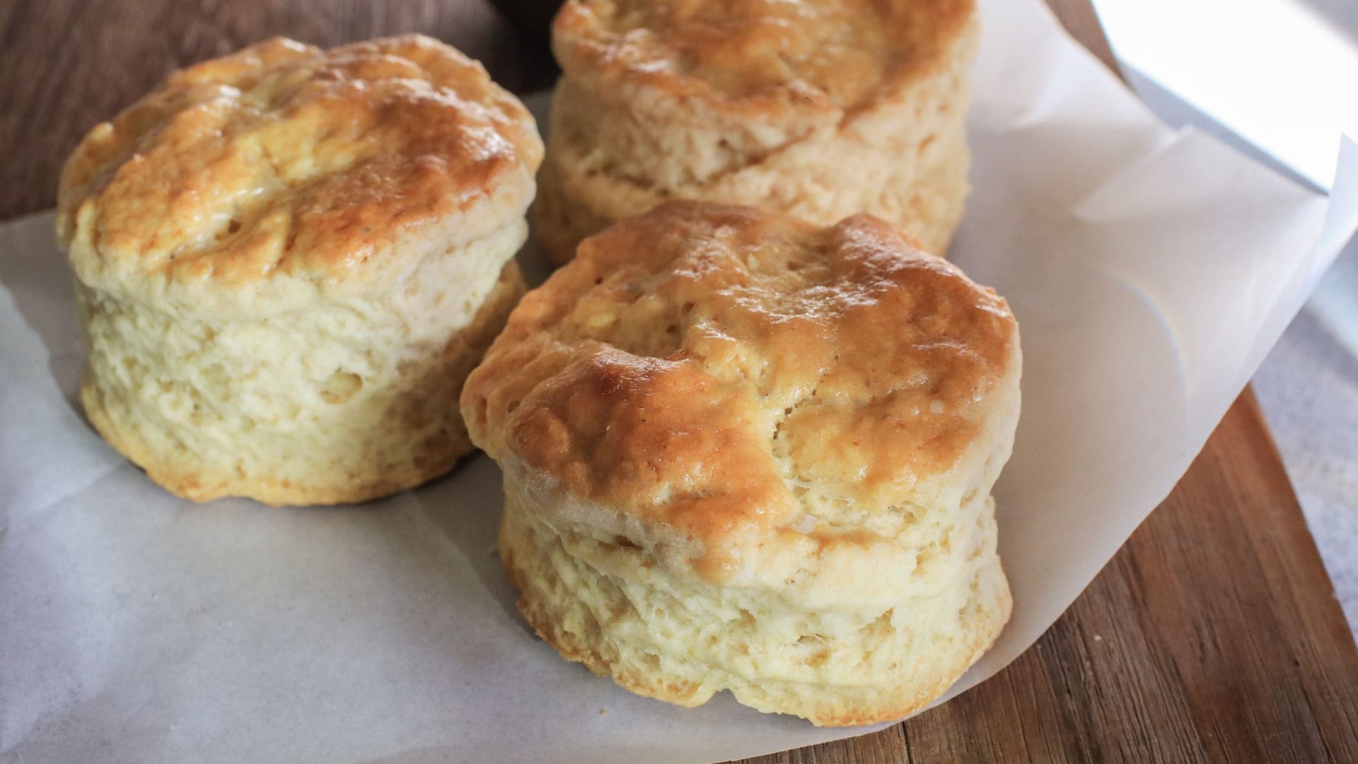 Scones sehen aus wie eine Mischung aus Brötchen und Muffin.