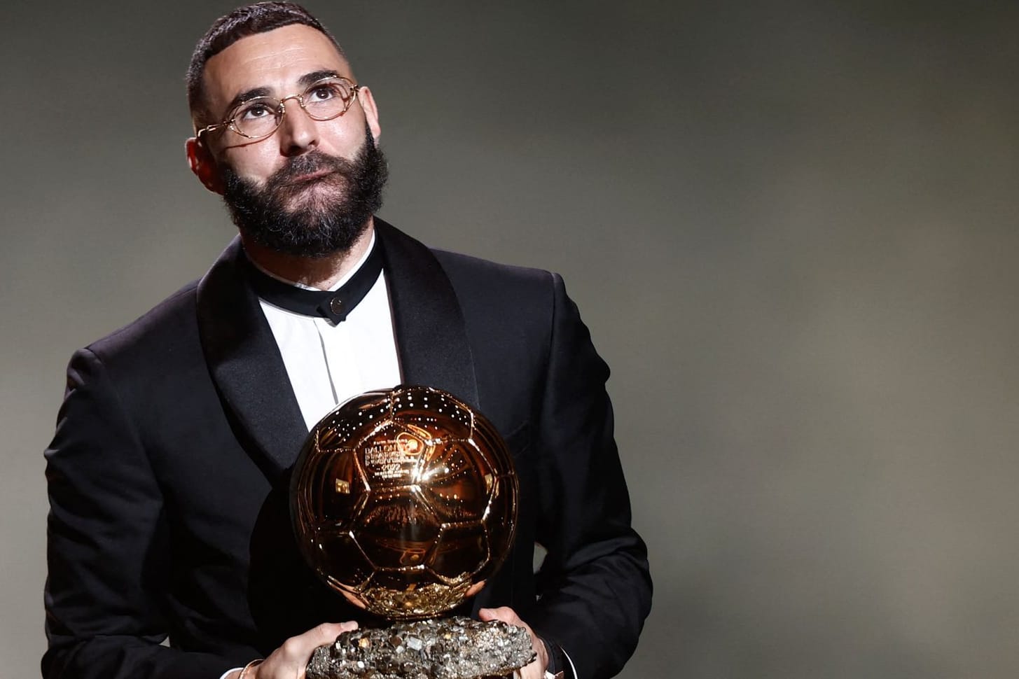 Karim Benzema mit seiner Trophäe: Der Real-Stürmer wurde zum besten Spieler gekürt.