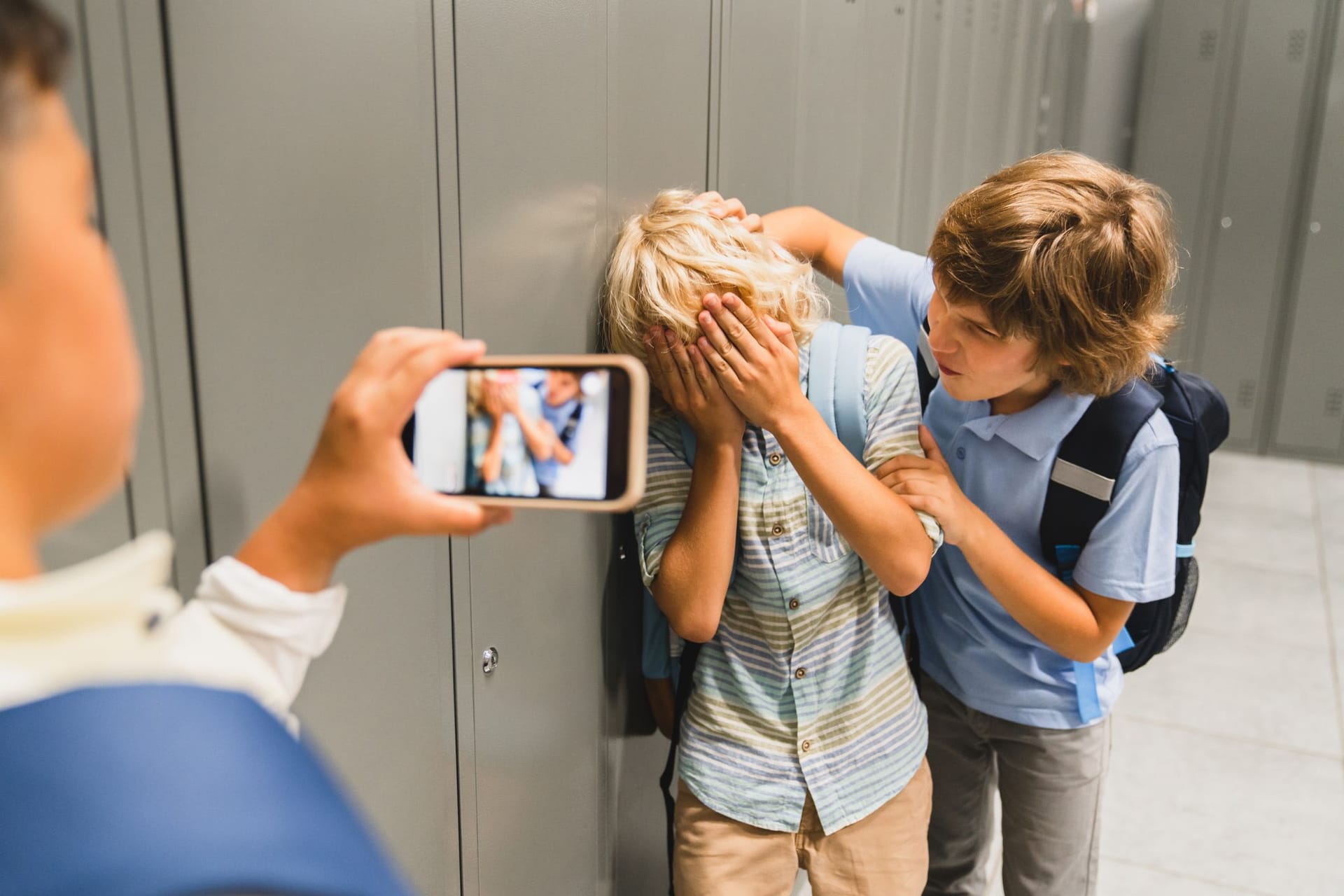 Mobbing: Täter setzen physische oder psychische Gewalt systematisch ein.