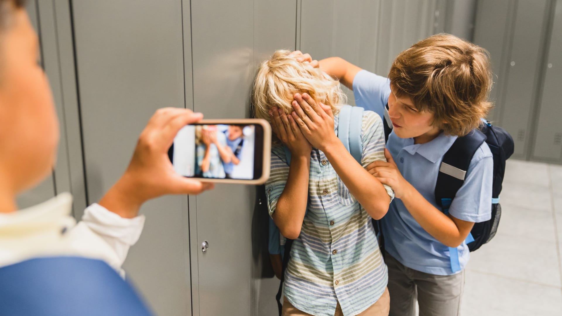 Mobbing: Täter setzen physische oder psychische Gewalt systematisch ein.