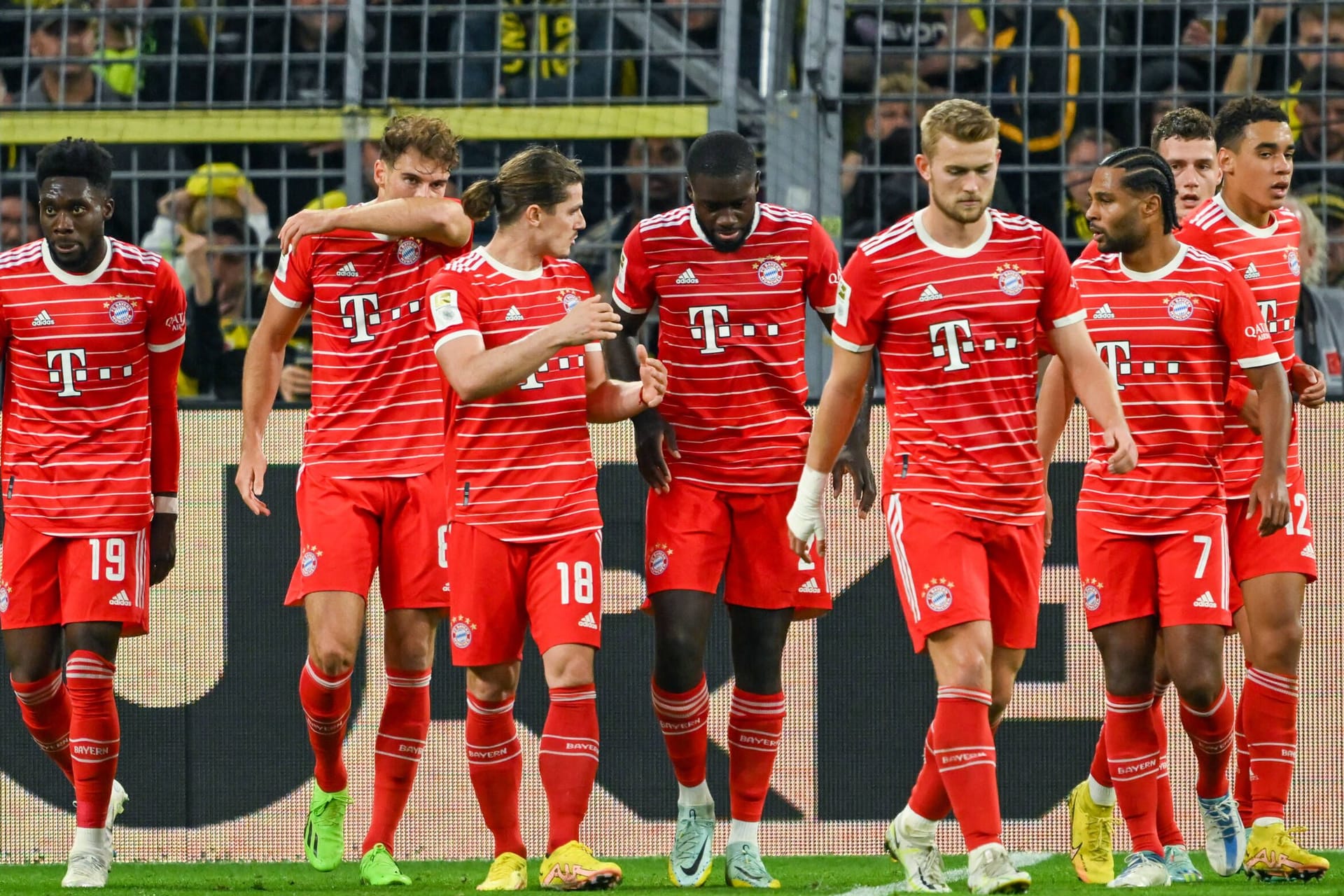 Der FC Bayern verspielt bei Borussia Dortmund eine 2:0-Führung und muss sich am Ende mit einem 2:2 im Topspiel begnügen. Dabei gibt es einige Totalausfälle, die schon zur Halbzeit abgestraft werden, aber auch Lichtblicke. Die Spieler des FC Bayern in der Einzelkritik.