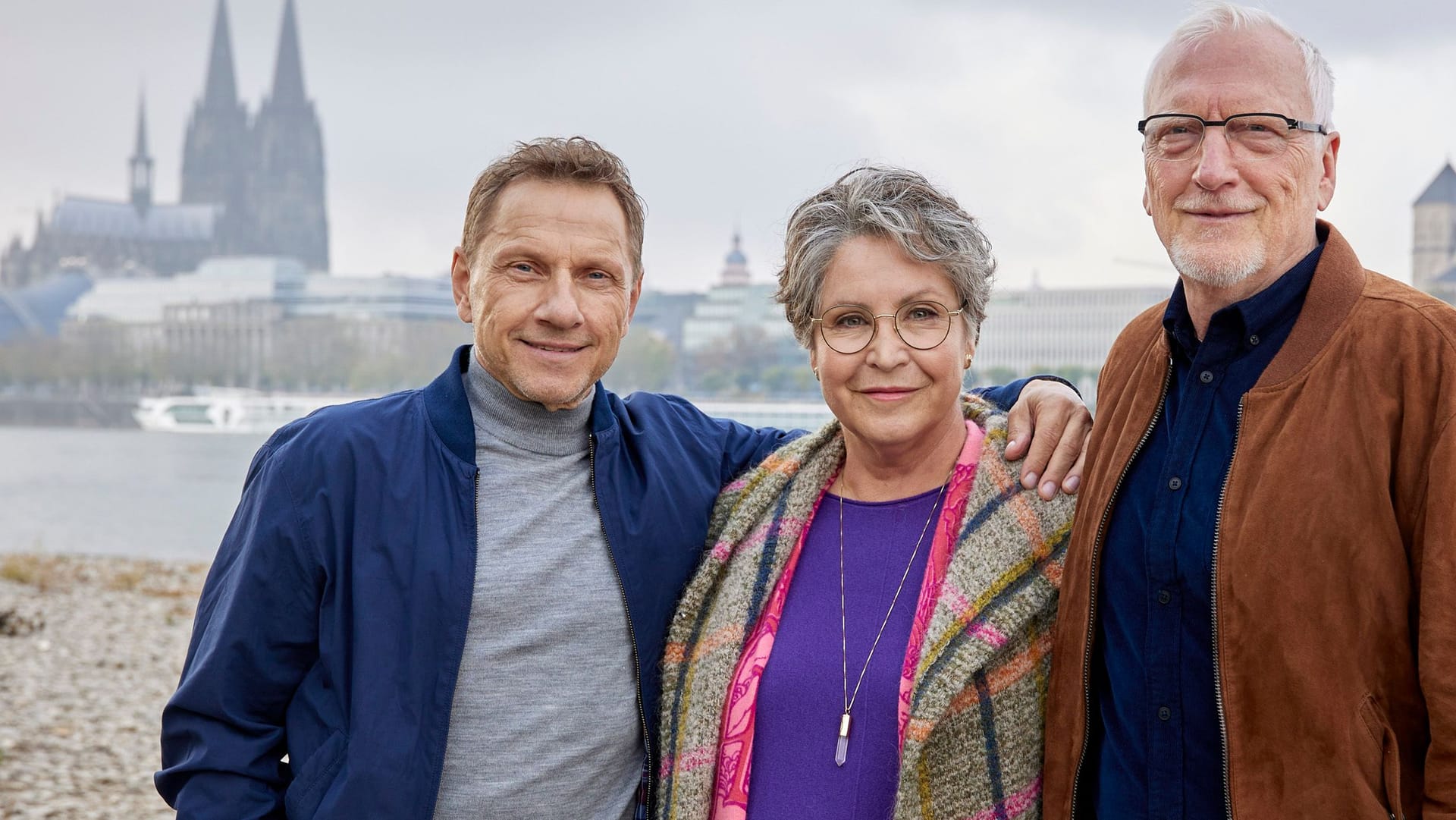 Dreharbeiten zu "Anna und ihr Untermieter – Wenn du träumst von der Liebe": Richy Müller, Katerina Jacob und Ernst Stötzner stehen für den Film gemeinsam in Köln vor der Kamera.