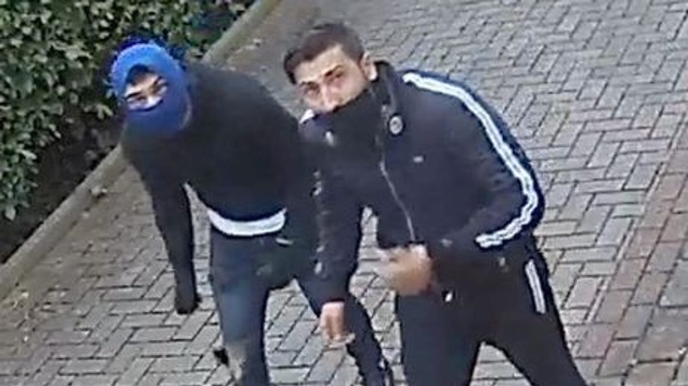 Eine Kamera zeichnete die mutmaßlichen Einbrecher auf: Wer kennt die Beiden?