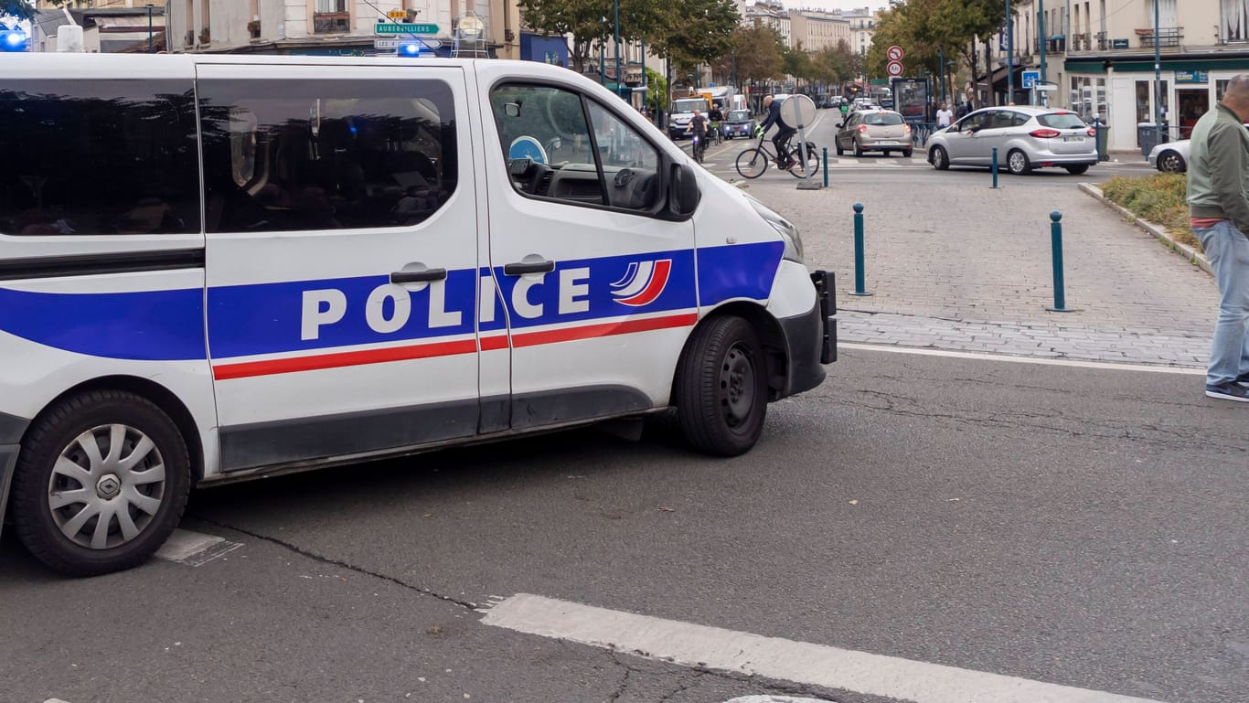 Polizeiwagen in Frankreich: In Paris haben Ermittler eine furchtbare Entdeckung gemacht.