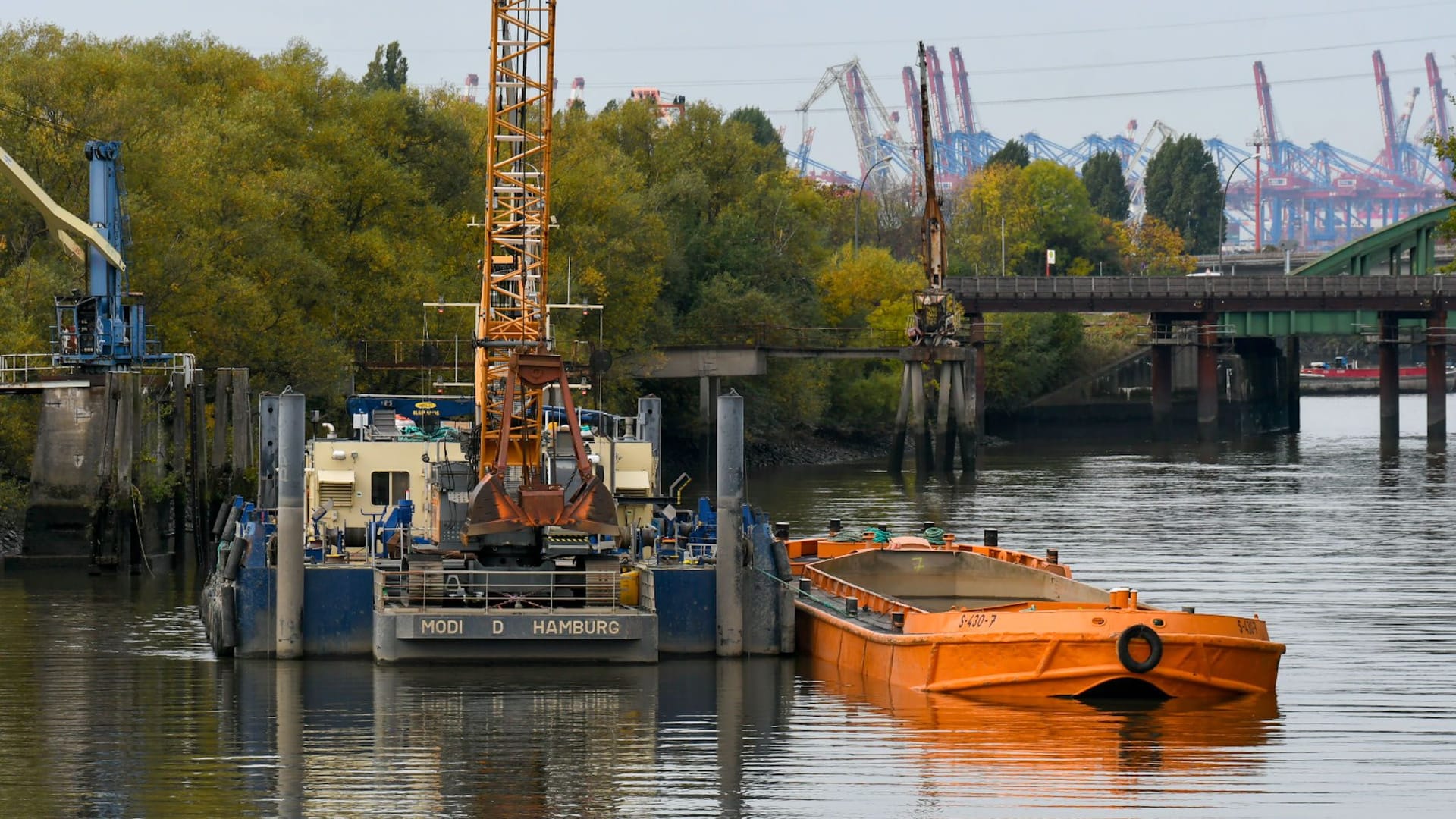 Der Fundort der Bombe im Hamburger Hafen: Die Einsatzkräfte beraten über die weitere Vorgehensweise.