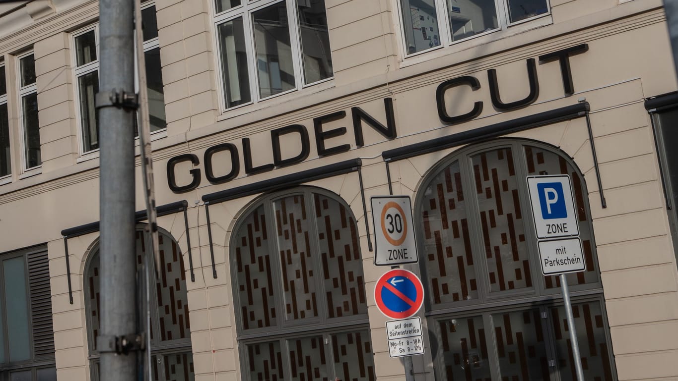 Das "Golden Cut" im Hamburger Stadtteil St. Georg: Eine Glasfassade wurde durch die Schüsse zerstört.
