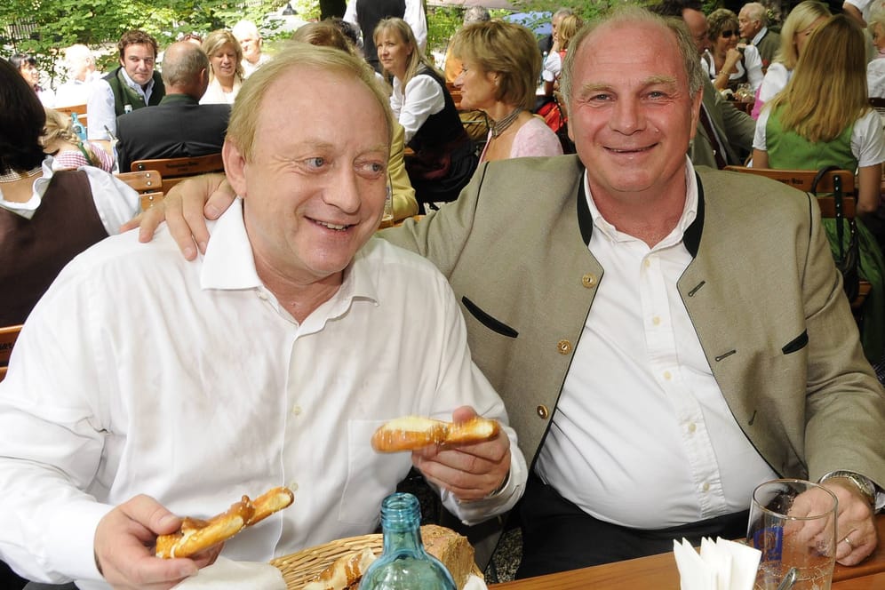 Alfons Schuhbeck (links) und Uli Hoeneß im Augustiner Biergarten (Archivbild): Inzwischen sind beide wegen Steuerhinterziehung angeklagt worden, Hoeneß hat sogar bereits eine Haftstrafe verbüßt.