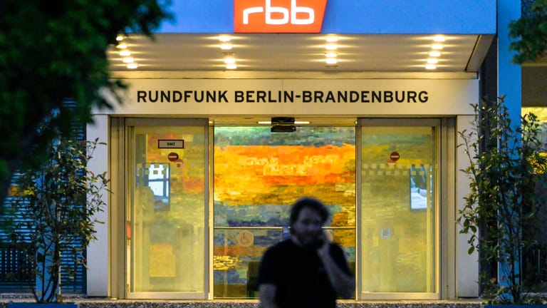 Eingang beim RBB (Archivbild): Der Sender steckt seit Monaten in einer Krise.