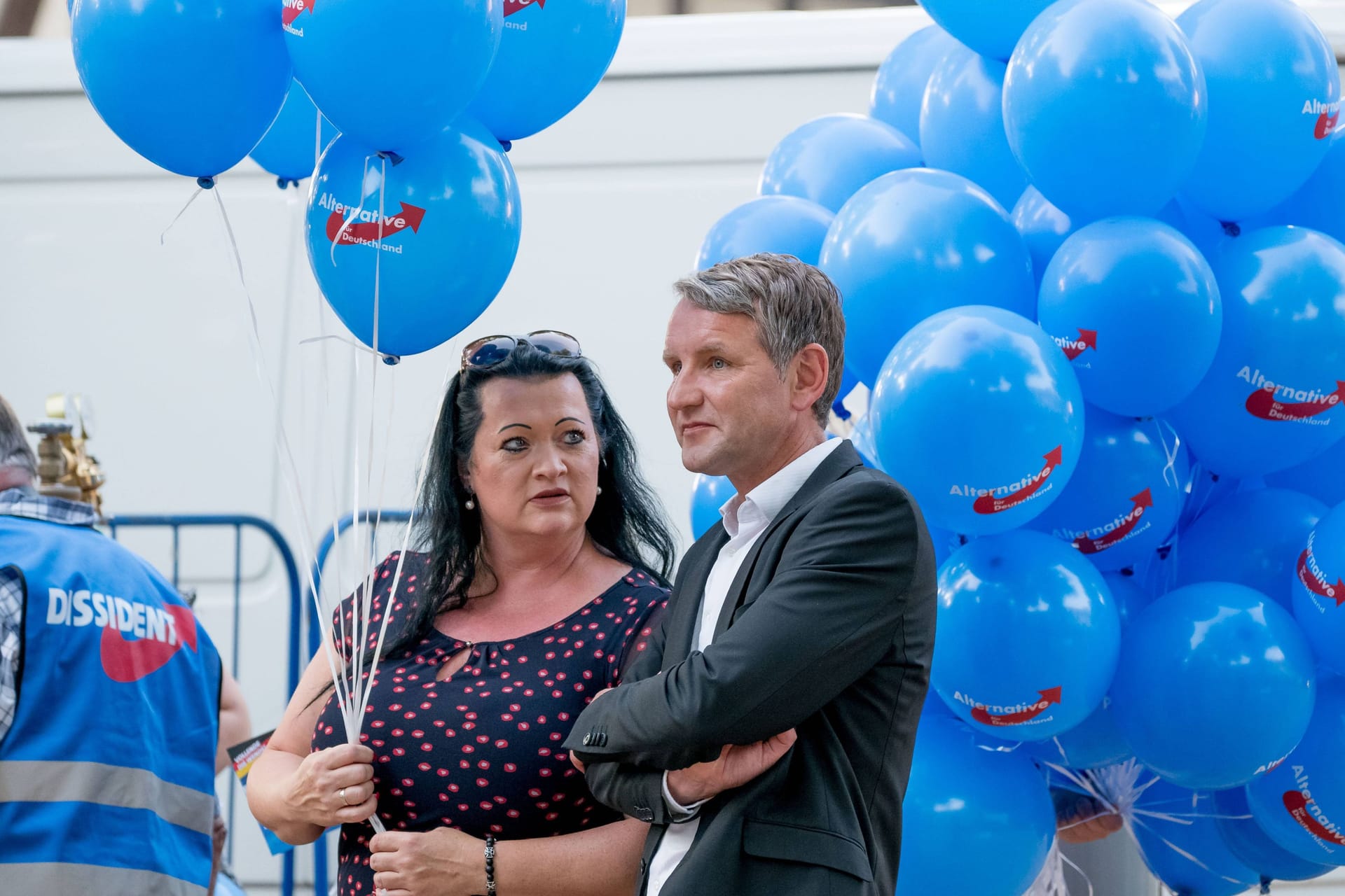 Brandenburgs AfD-Vorsitzende Birgit Bessin mit Björn Höcke (Archivfoto): Die Landespartei wird als rechtsextremer Verdachtsfall eingestuft.