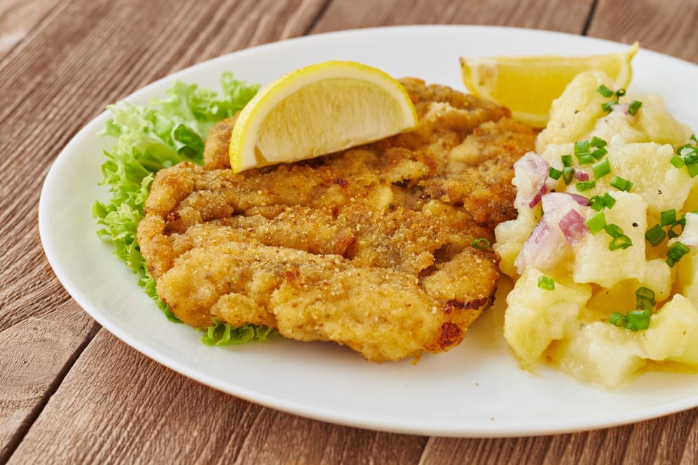 Wiener Schnitzel: Das Original wird mit Kartoffelsalat und einer Zitronenscheibe serviert.