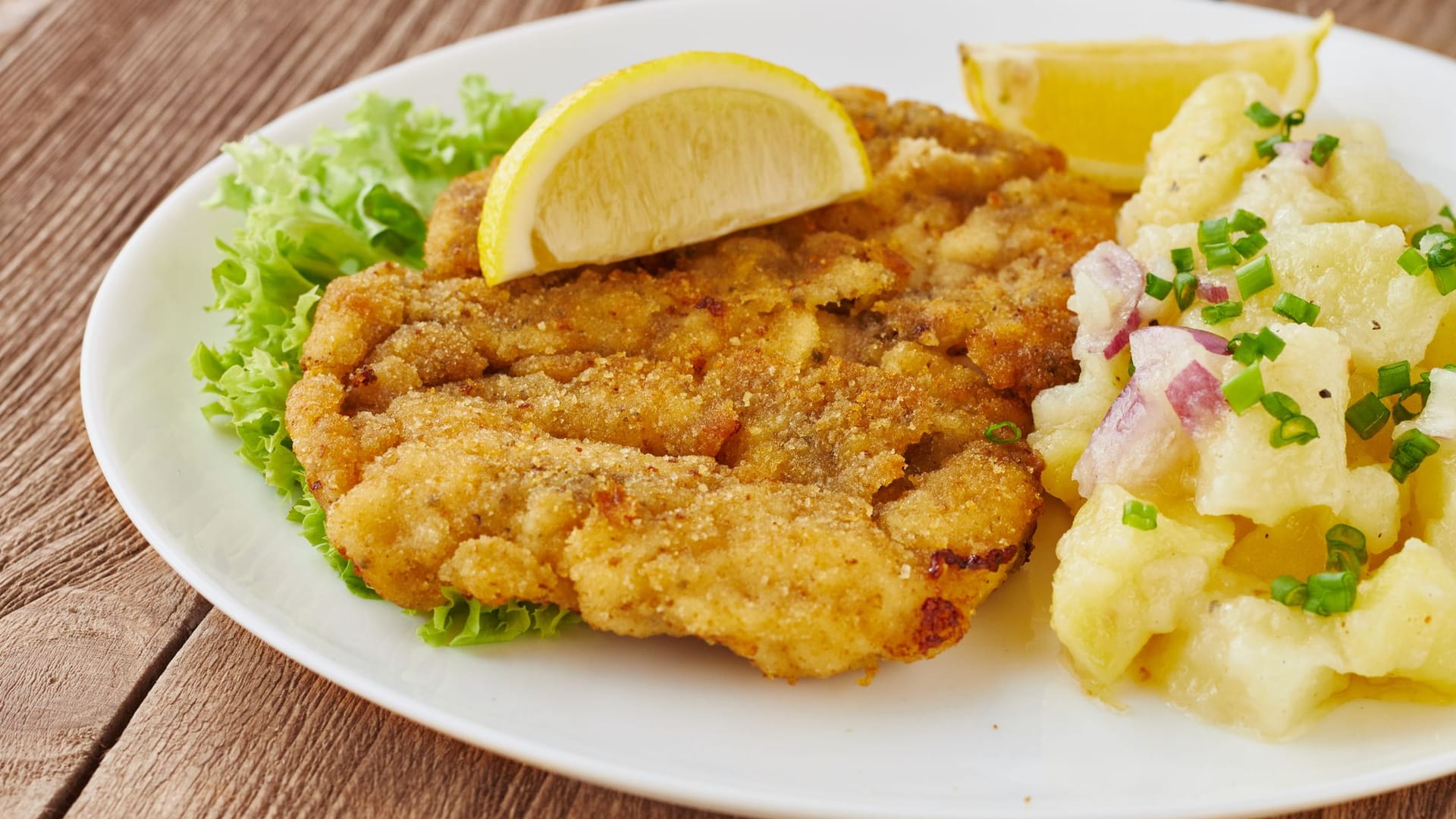 Wiener Schnitzel: Das Original wird mit Kartoffelsalat und einer Zitronenscheibe serviert.