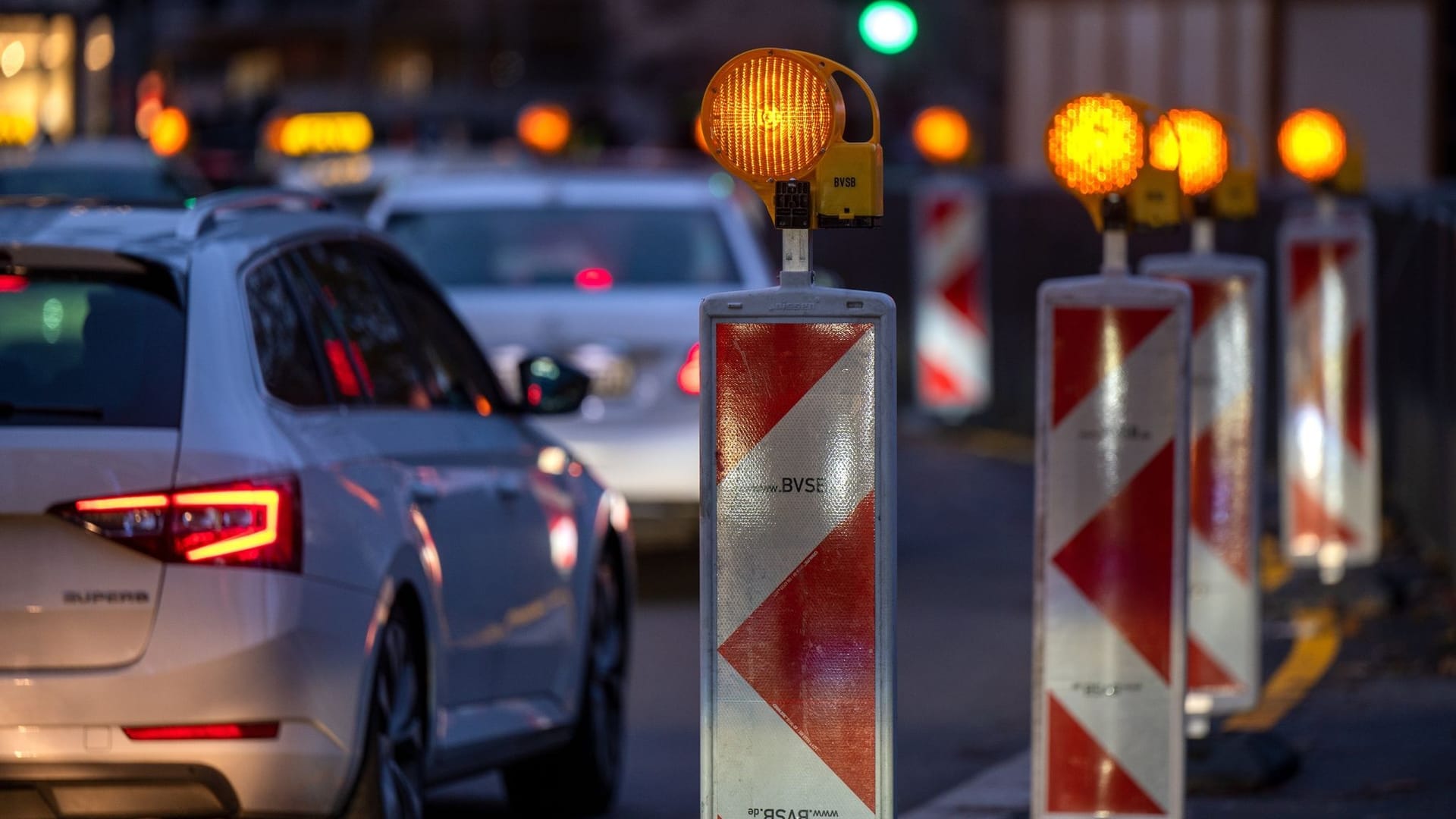 Stauprognose: Autos stehen wegen vielen Baustellen im Stau.